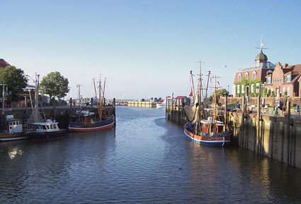 Neuharlingersiel- Hafen mit Kutter