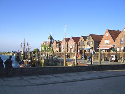 Neuharlingersiel- Hafen mit Kutter