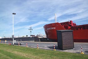 Brunsb�ttel
                                Schiff in der Schleuse