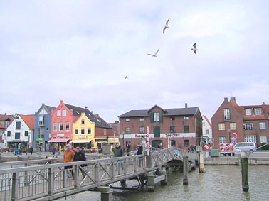 Husum Hafen mit Br�cke und Hafenmeile